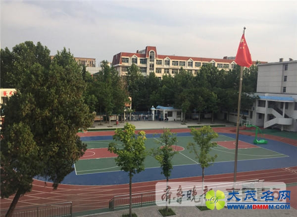 山东农大附中现毒跑道 学生流鼻血家长要说法