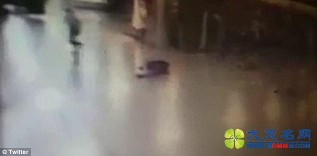 土耳其英雄警察持枪接近袭击者 几秒后歹徒自爆 