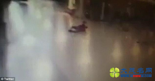 土耳其英雄警察持枪接近袭击者 几秒后歹徒自爆 