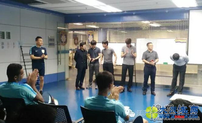 崔龙洙携三名韩国助手亮相 发上任宣言鞠躬致谢