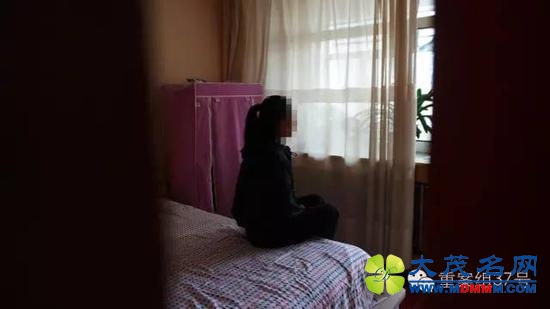 月27日下午，一名名被性侵女生坐在家中。    新京报记者 曹晓波 摄