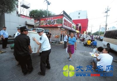 北京城管整治路边烧烤 食客阻止老板收摊(图)