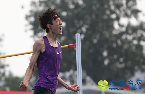 张国伟跳出2米28夺冠仍不满 双手捶打胸口发泄