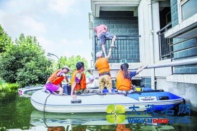 58名大学生坚守5天6夜 送出700名渍水围困居民(图)