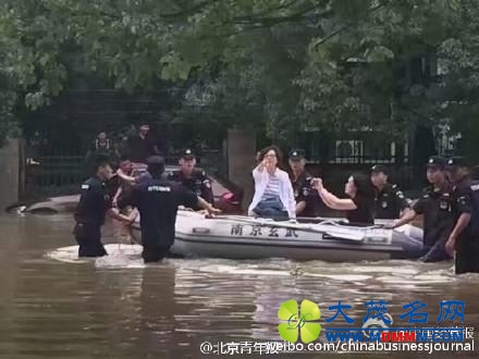 南京女官员被指抗洪摆拍作秀 已被免去职务(图)