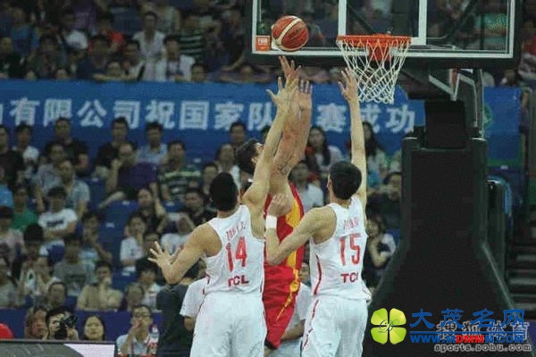 高级黑:利拉德演唱会欢迎你 车撞墙你知道拐了