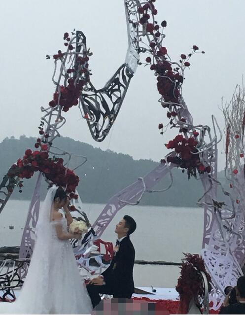 陈晓婚礼上甜蜜告白陈妍希：我会爱你一生一世