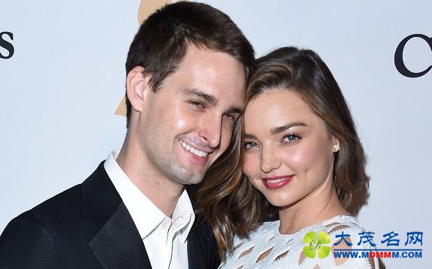 超模米兰达可儿宣布与Snapchat CEO订婚 交往已1年