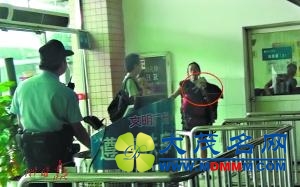 天河一女子持刀架颈进站 高喊“我要找警察”