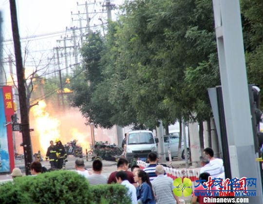 河北保定因施工致天燃气泄漏爆燃 大火燃烧3小时