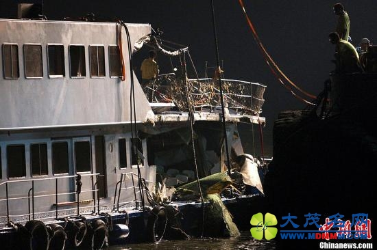 资料图：香港南丫岛对开海面被撞沉的客船“南丫四号”，被打捞出水。图为被撞坏的船尾。查良千 摄 东方IC 版权作品 请勿转载