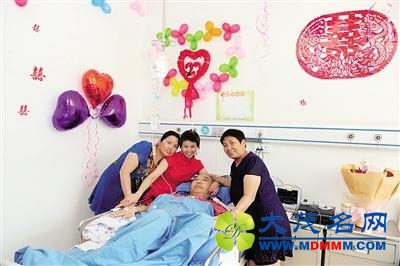 男子8次病危女友不离不弃 两人病房里领结婚证
