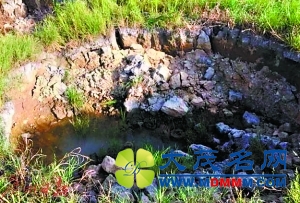 连州一农田塌陷现“深坑” 一夜之间已扩大三倍（图）