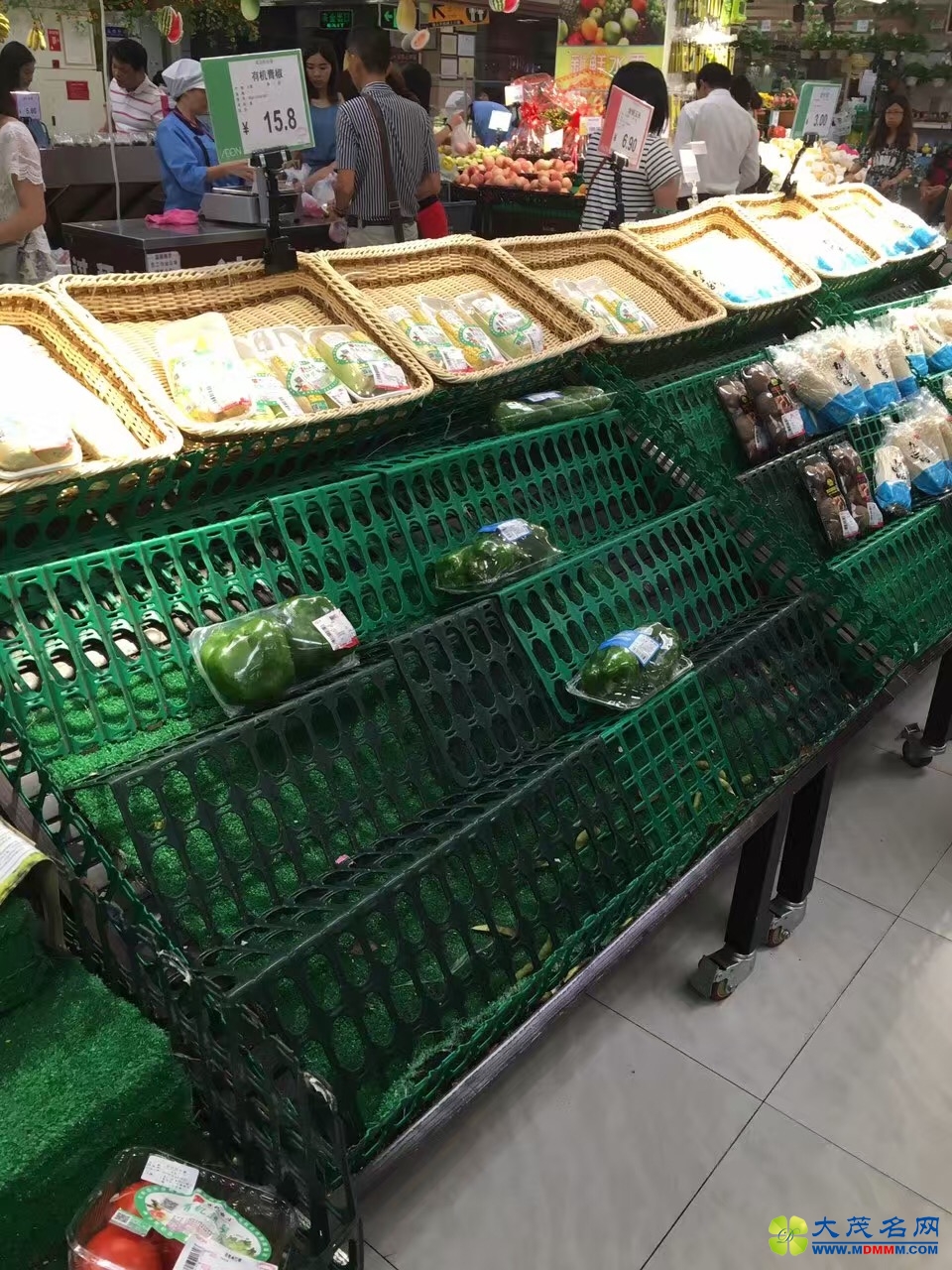 珠海部分超市出现抢购 市民担心天台风影响日常生活