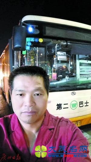 广州老人公交突发心脏病 司机与站务员急送医