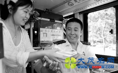 吉林长春连续32度高温 公交车司机自嘲像烤鸭