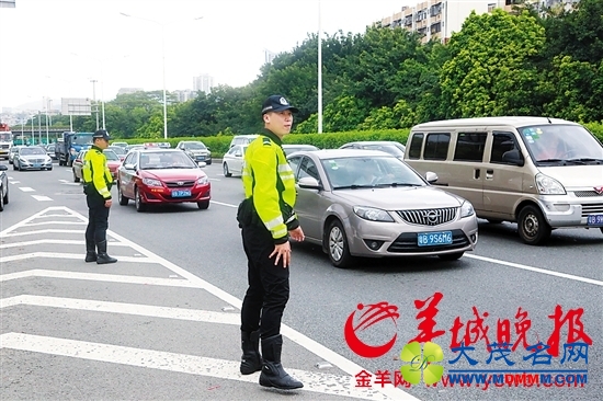 交警在路边检查过往车辆人员的系安全带情况