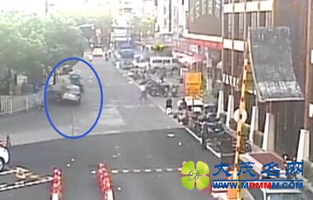 上海：轿车侧翻出来4个醉鬼 都不承认是司机(图)
