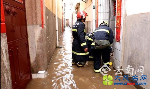 云南巍山遭暴雨袭击 致多家商户民房被淹