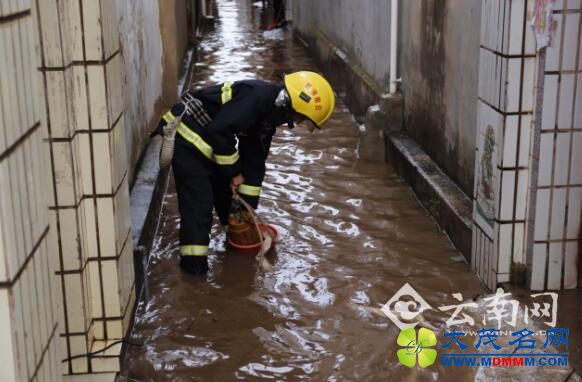 云南巍山遭暴雨袭击 致多家商户民房被淹