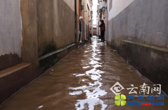 云南巍山遭暴雨袭击 致多家商户民房被淹