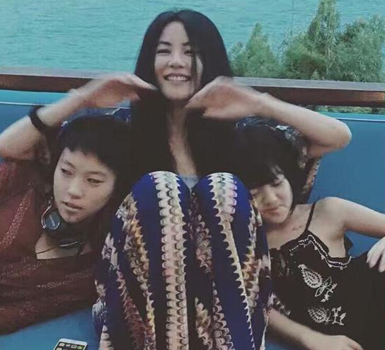 满满的幸福！47岁王菲庆生 母女三人依偎在一起(图)