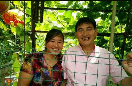 “大衣哥”朱之文与老婆合影 夫妻二人神撞脸