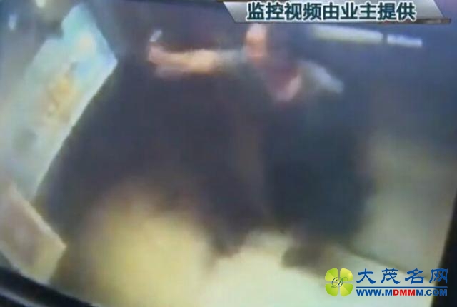 深圳男子被困“跳楼电梯”全身被抛起