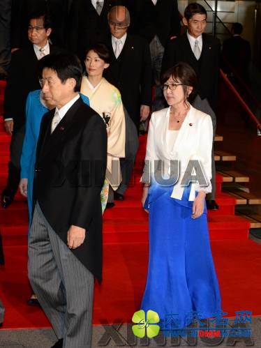 资料图片：2016年8月3日，在日本东京首相官邸，日本防卫大臣稻田朋美（前右）等阁僚在合影后离开。新华社记者马平摄