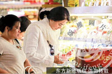 60岁胡慧中素颜逛超市 身材发福面色红润(图)