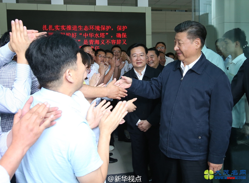 习近平青海冒雨考察易地扶贫搬迁新村