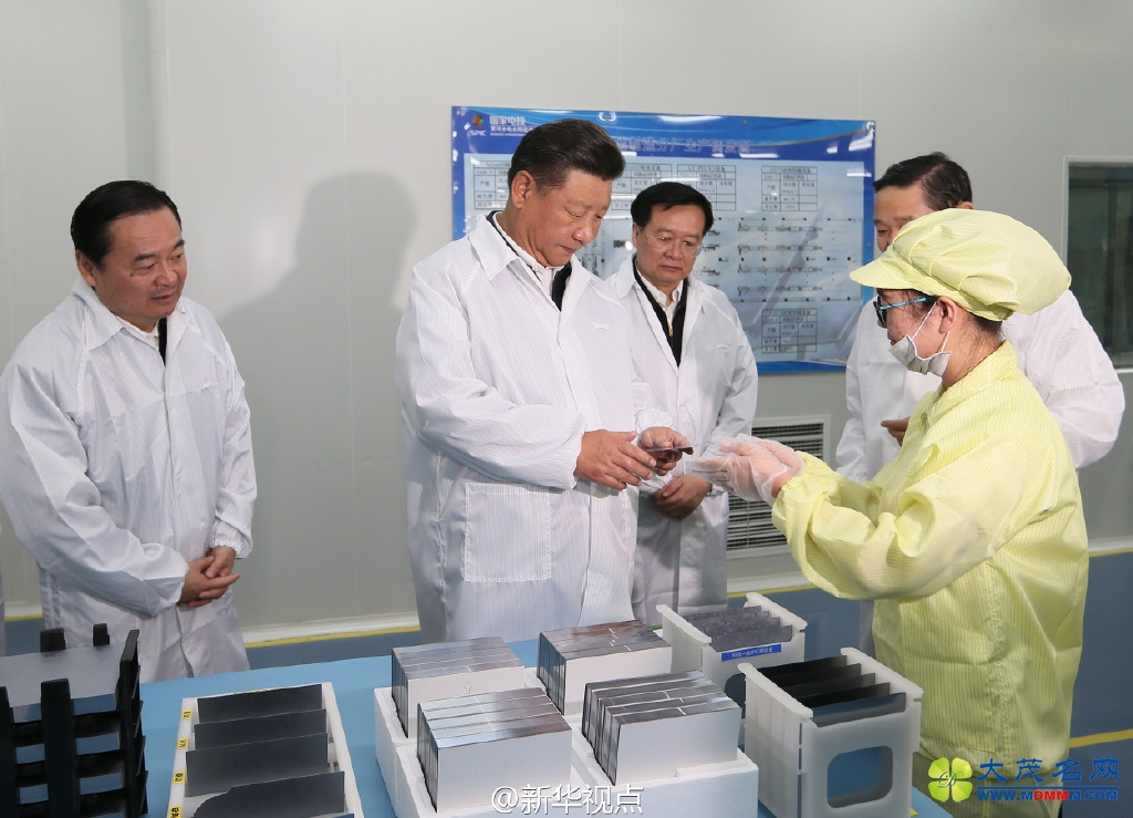 习近平青海冒雨考察易地扶贫搬迁新村