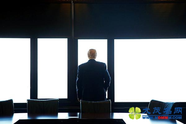 美国大选特朗普选情低迷 希拉里左右逢源