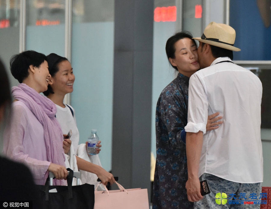 林依轮送爱妻离京 当众吻别