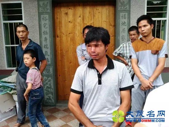 ▲听说儿子涉嫌犯罪，陈文辉的父亲失声痛哭。 新京报记者 谷岳飞 摄