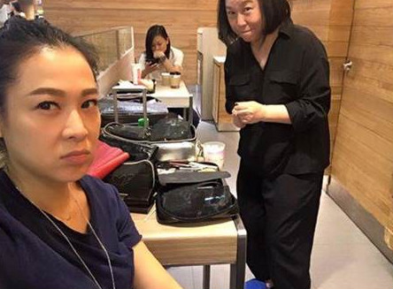 刘若英被化妆师坑了 纯素颜在大庭广众下化妆