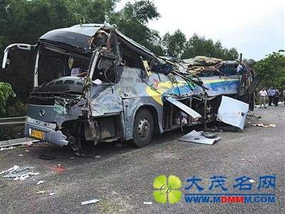 广昆高速客车翻车10人亡 疑因司机身体突发异常