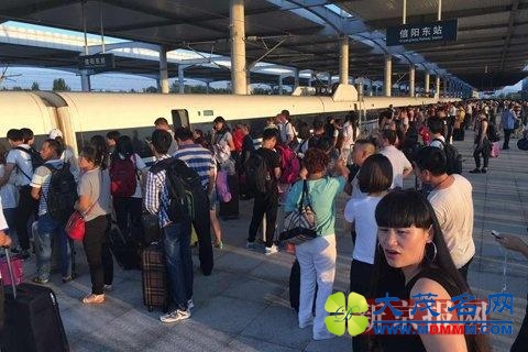 南宁开往北京高铁突发故障 乘客临时换车(图)