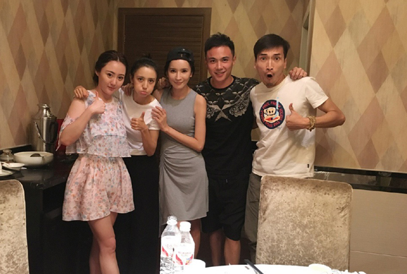 [独家]王晓晨恋上“王沥川助理”？疑似男友曝光