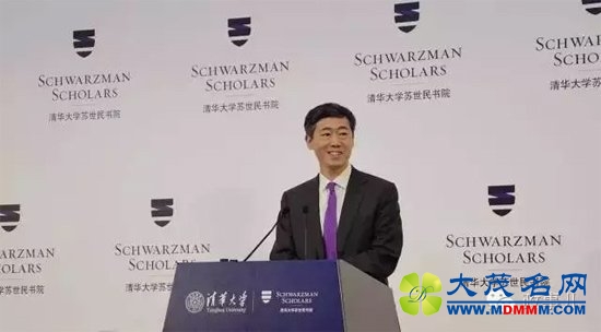 院长李稻葵在开学典礼上