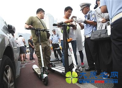 北京平衡车上路罚10元 交警遭遇找零难题