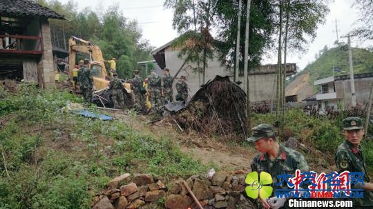 泰顺县泗溪镇西溪村，房屋倒塌，官兵正在搜救 林晓斌 摄