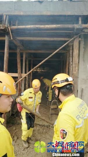 泰顺县泗溪镇西溪村，房屋倒塌，官兵正在搜救 林晓斌 摄