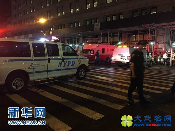 9月17日，在美国纽约，警察封锁纽约爆炸事故现场（手机照片）。新华社记者李木子摄