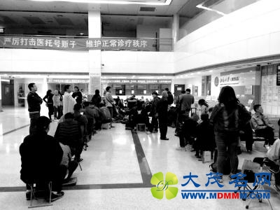 媒体暗访北大口腔医院号贩子：百元专家号卖到四五千