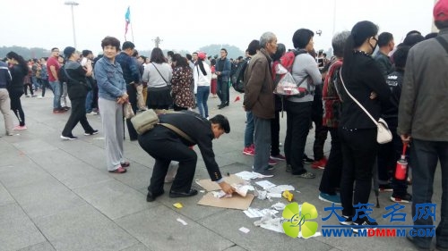 观升旗仪式游客自发捡垃圾（摄影董振杰）