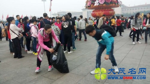 观升旗仪式游客自发捡垃圾