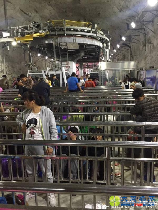 华山突发大风 索道停运致大批旅客深夜滞留山顶