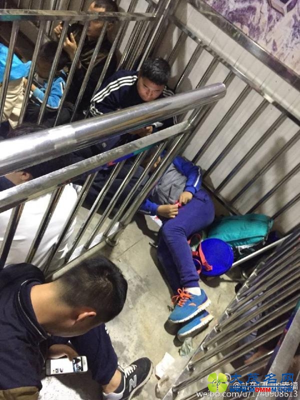 华山突发大风 索道停运致大批旅客深夜滞留山顶