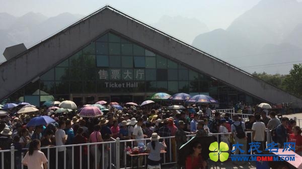 华山突发大风 索道停运致大批旅客深夜滞留山顶